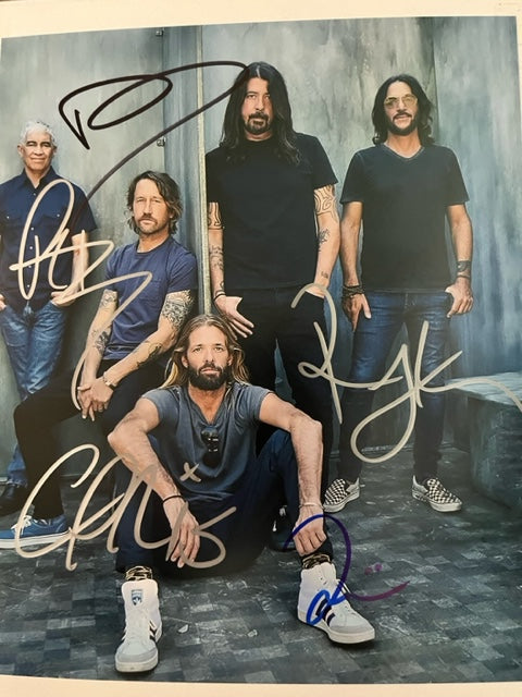 FOO FIGHTERS - Entire Band Signed 8 x 10 Photo